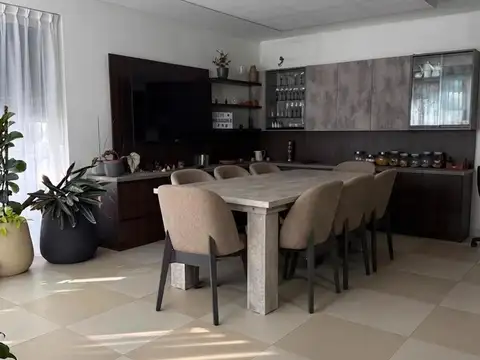 Casa en Venta con 3 cocheras