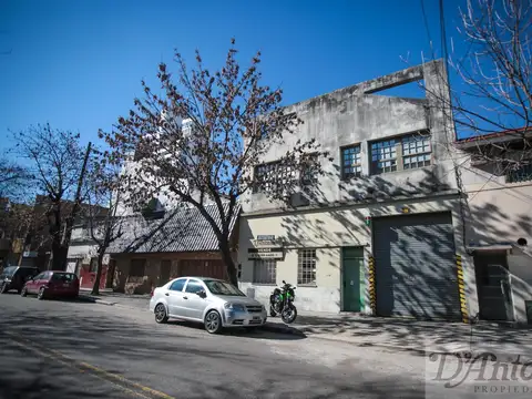 Planta Industrial con nave, entrada de camiones y gran potencial constructivo en Nueva Pompeya