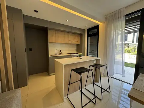 Casa Duplex 3 dormitorios balcon 2 baños y 2 Toilette parrillero piscina A Estrenar Fisherton