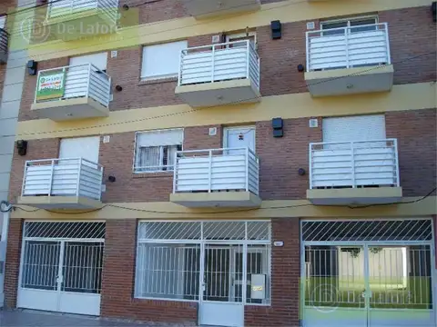 ALQUILER - Departamento. 1 Amb. balcón Victoria.