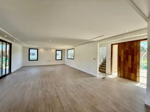 Casa en Venta con 3 cocheras