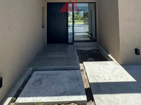 Casa en Alquiler con 1 cochera