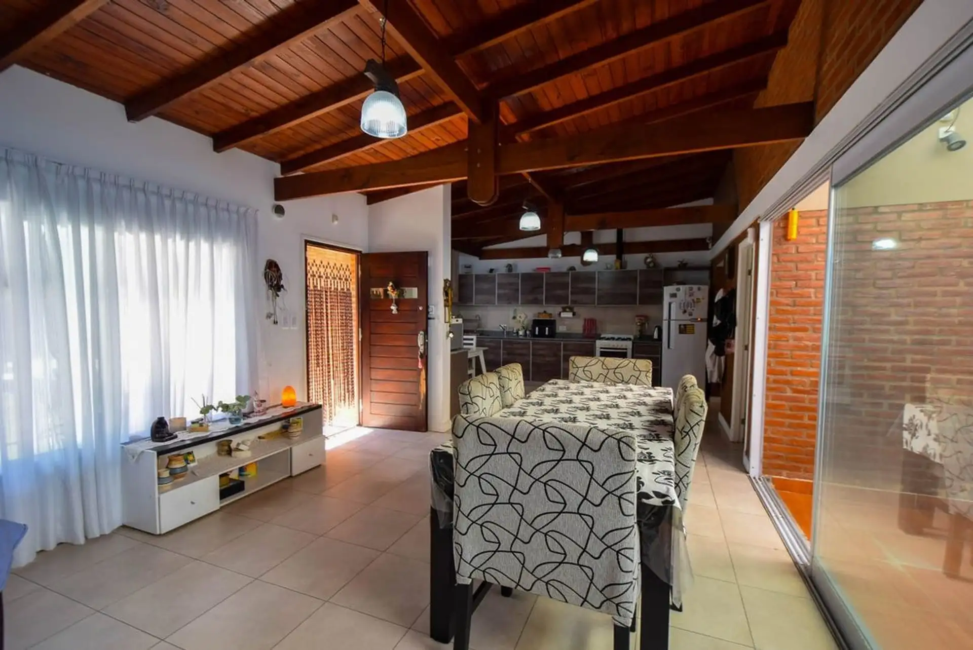 CASA 4 AMBIENTES CON GRAN PARQUE TOMA PERMUTA
