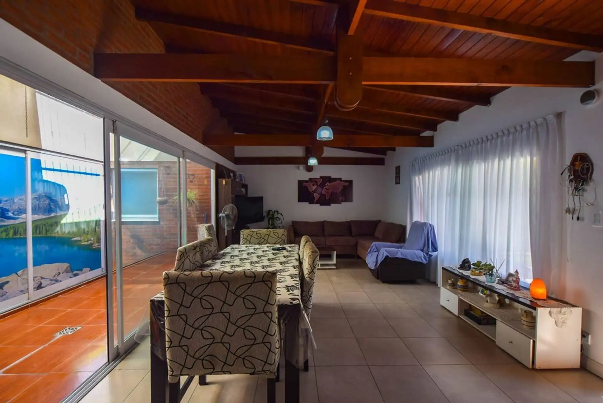 CASA 4 AMBIENTES CON GRAN PARQUE TOMA PERMUTA