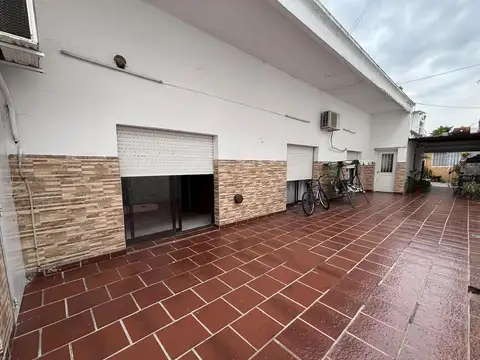 VENTA CASA y/o LOTE en MONTE CASTRO  2 propiedades en un gran lote para potencial inversion