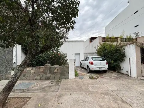 VENTA CASA y/o LOTE en MONTE CASTRO  2 propiedades en un gran lote para potencial inversion