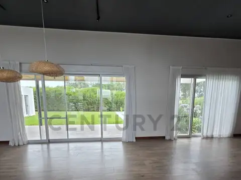 CASA EN VENTA DE 3 DORMITORIOS CON PARQUE Y PILETA EN LOMAS DE CITYBELL