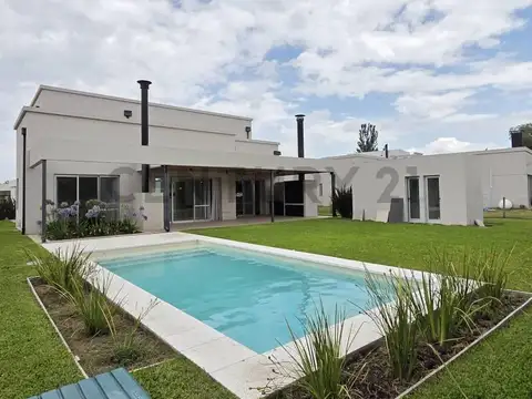 Casa 4 ambientes con 2 baños