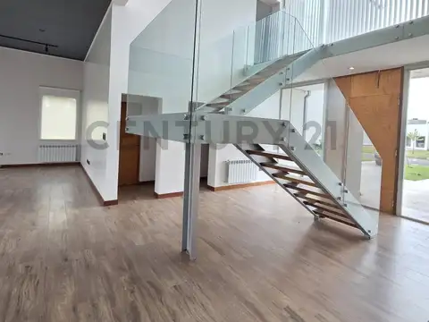 CASA EN VENTA DE 3 DORMITORIOS CON PARQUE Y PILETA EN LOMAS DE CITYBELL