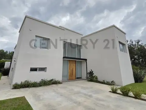CASA EN VENTA DE 3 DORMITORIOS CON PARQUE Y PILETA EN LOMAS DE CITYBELL