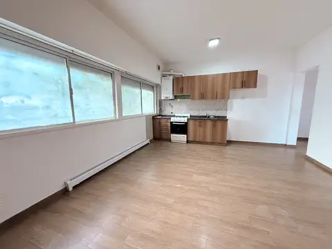 PH DE 3 AMBIENTES AL FRENTE -- ENTRADA INDEPENDIENTE -- CON PATIO -- BAÑO Y TOILLETE --