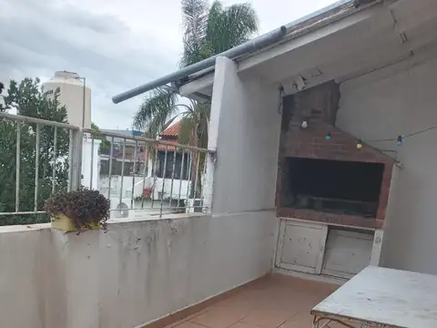 Cómodo PH en planta alta de 3 ambientes con patio
