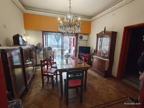 Venta Casa 6 ambientes con fondo, quincho, garaje y balcón corrido en Villa Lugano