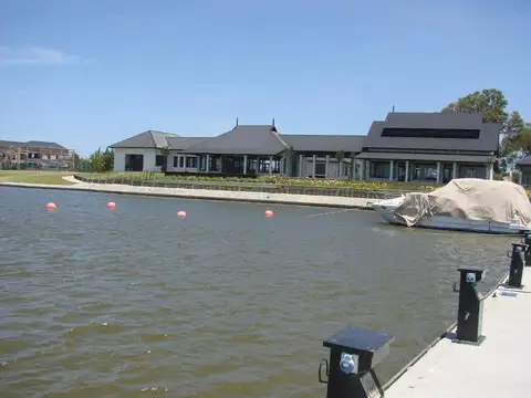 Lote en venta al rio c/amarra en Barrio cerrado Albanueva, frente orientado al norte