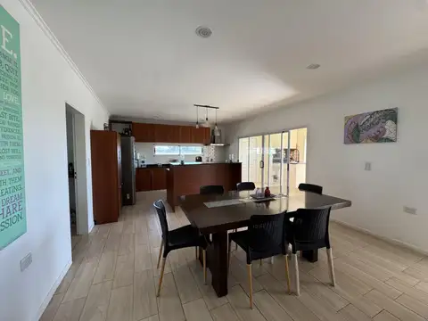 Casa 6 ambientes con 4 baños