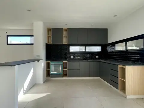 Casa 5 ambientes con 3 baños