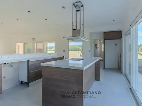 Casa 6 ambientes con 4 baños