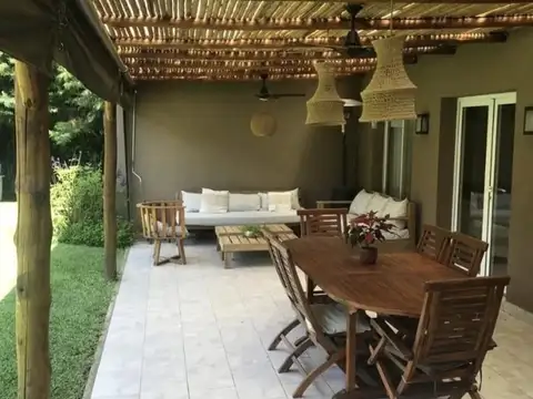 Casa 5 ambientes con 3 baños