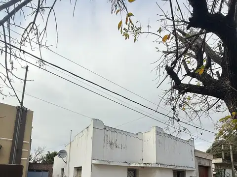 VENTA DE CASA CON AMPLIO TERRENO - PILAR 