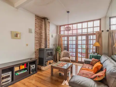 Casa 7 ambientes con 2 baños