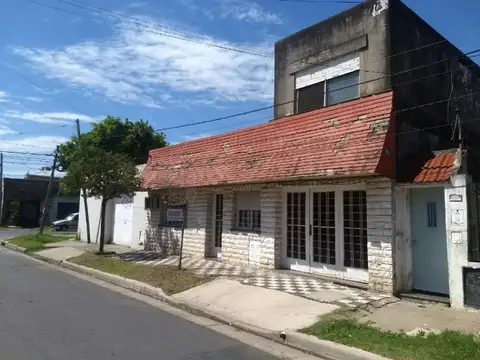 VENTA AMPLIA CASA CON PATIO Y DEPARTAMENTO  DE 2 DORMITORIOS