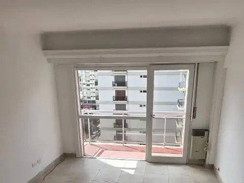 DEPARTAMENTO DE 2 AMB CON DEPENDENCIA A LA CALLE CON BALCON