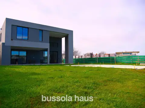 Casa en venta a la laguna de 6 ambientes en San Matias Escobar