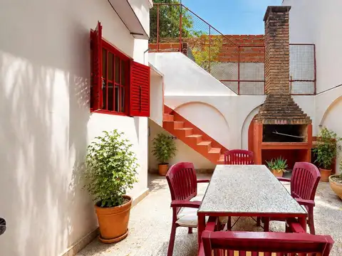 VENTA - PH estilo casa 4 ambientes con cochera, patio y gran terraza en Belgrano
