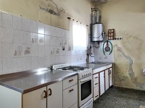 CASA 3 AMB A RECICLAR EN QUILMES. AMPLIO TERRENO