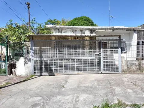 CASA 3 AMB A RECICLAR EN QUILMES. AMPLIO TERRENO