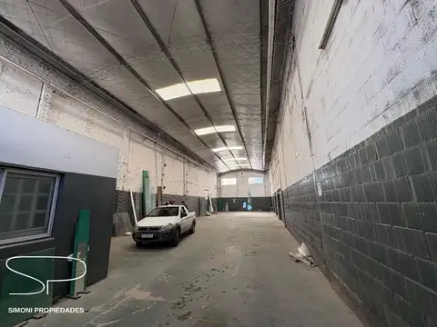 Galpón con baño y oficina entrada para camiones