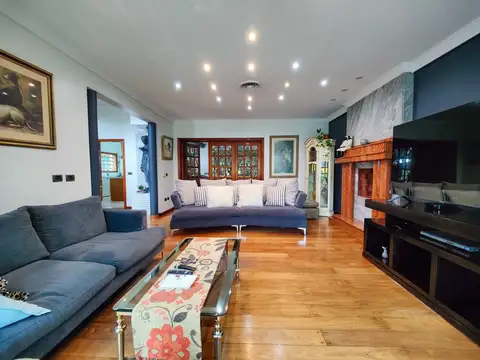 Casa 7 ambientes con 3 baños