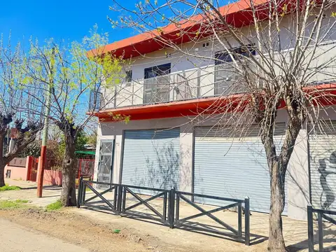 Venta de Importante local sobre Avenida Croacia + 3 Dptos