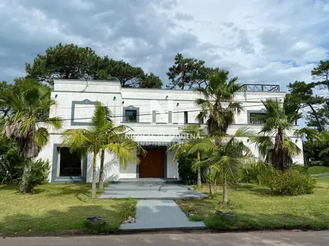 Vende impecable casa de 4 dormitorios en Brava Punta del Este.