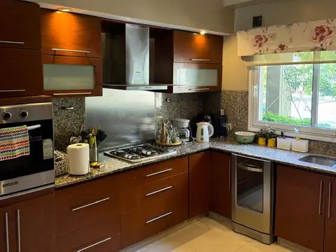 EN VENTA CASA 6 AMB EN BARRIO LA MONTURA - PILAR
