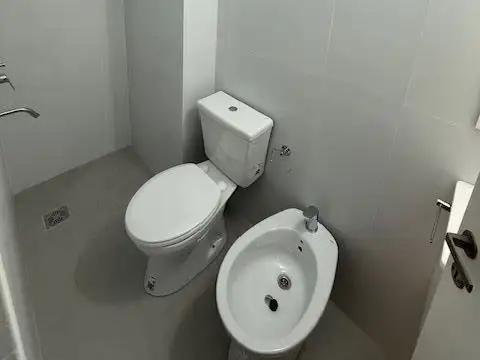 impecable  MONOAMBIENTE  A MEDIA CUADRA DEL SUBTE, APTO PROF