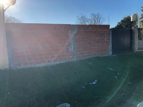 VENDO LOTE DE TERENO EN BARRIO SARMIENTO DE 273 M2, CON MEJORAS