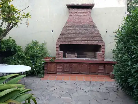 VENDO CASA SOBRE BV PELLEGRINI