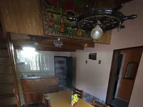 Casa 7 ambientes con 2 baños