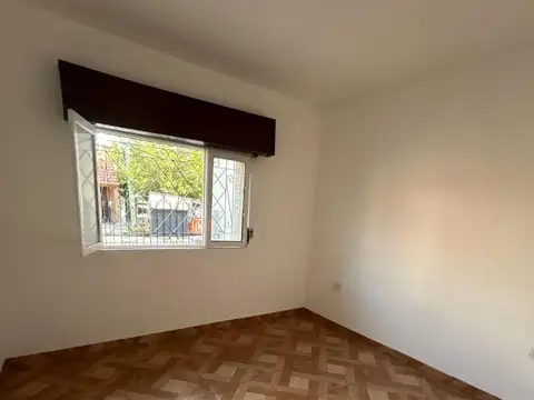 CASA 3 AMBIENTES EN VENTA EN LANUS C/ PATIO, RECICLADA!