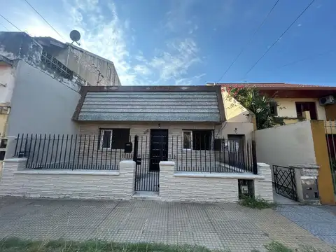 CASA 3 AMBIENTES EN VENTA EN LANUS C/ PATIO, RECICLADA!