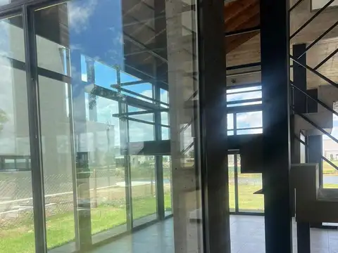 Casa en Alquiler con 2 cocheras