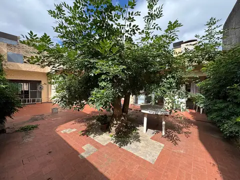 25 de Mayo  y 3 de Febrero  / 3 dor / Patio y Cochera / Apto crédito / San Fernando / Venta