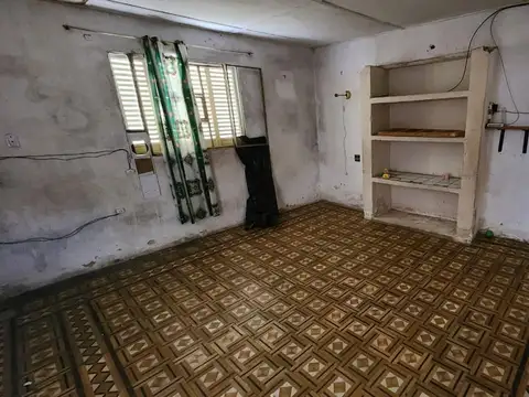 CASA EN VENTA 1 DORMITORIO CON PATIO A RECICLAR