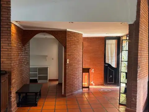 Casa en Alquiler con 2 cocheras