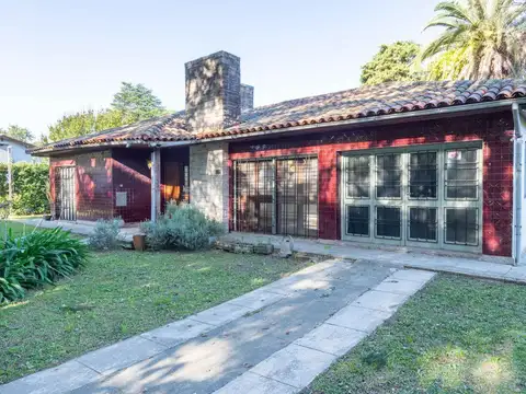 Casa 2 dormitorios en venta, 218 m² totales, calle 405 Villa Elisa