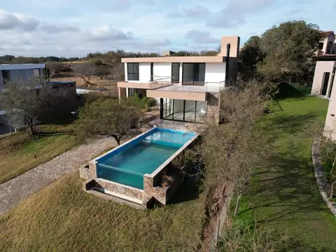 Casa 10 ambientes con 3 baños