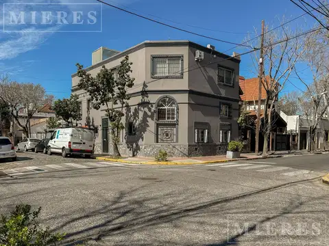 Muy lindo PH desarrollada en tres plantas, remodelada a nuevo en 2005.