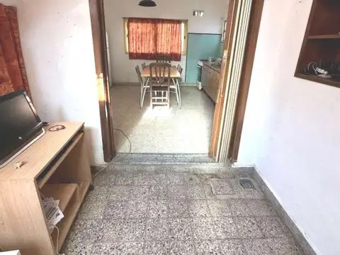 Inmueble ofrecido A VALOR LOTE Casa construida al frente continua JARDIN-PATIO y Ctrafrente GALPON