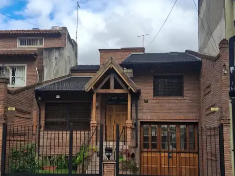 Casa con jardín y piscina